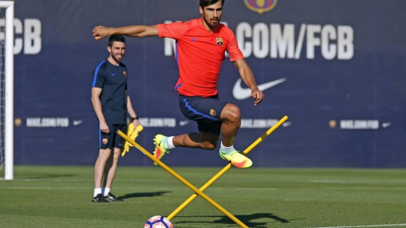 برشلونة يراقب 14 لاعباً لتعزيز صفوفه في الموسم المقبل