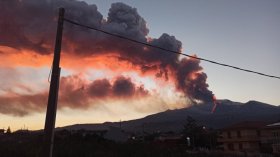 إيطاليا: بركان “إتنا” يقذف الحمم على صقلية (فيديو)