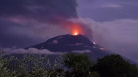 إندونيسيا.. ثوران بركان على ارتفاع 4000 متر (فيديو)