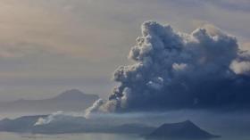 بركان يطلق سحباً من الرماد في العاصمة الفلبينية (فيديو)