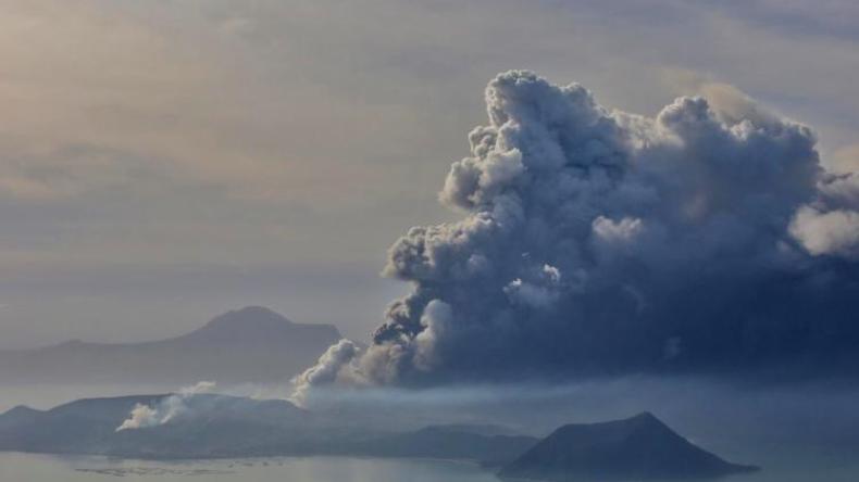 بركان يطلق سحباً من الرماد في العاصمة الفلبينية (فيديو)
