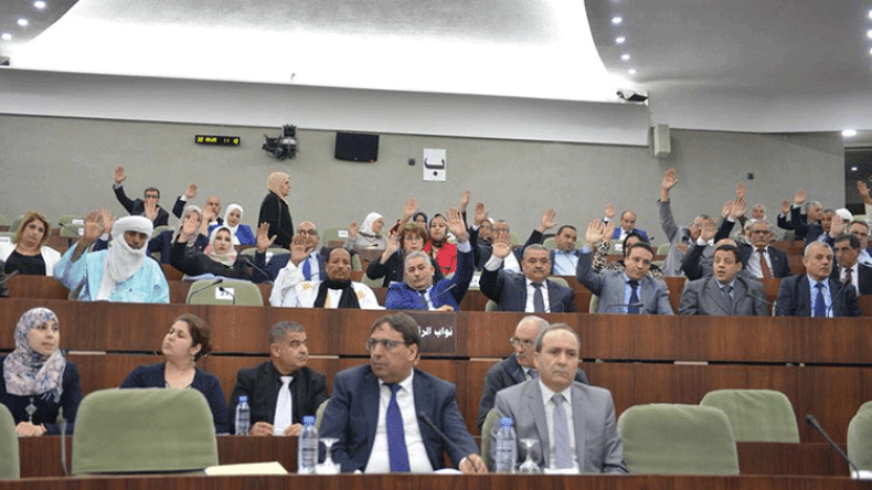 الحكومة تمرر قانون الصحة وسط غضب من المعارضة