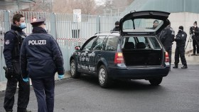 اصطدام سيارة ببوابة مكتب ميركل (صور)