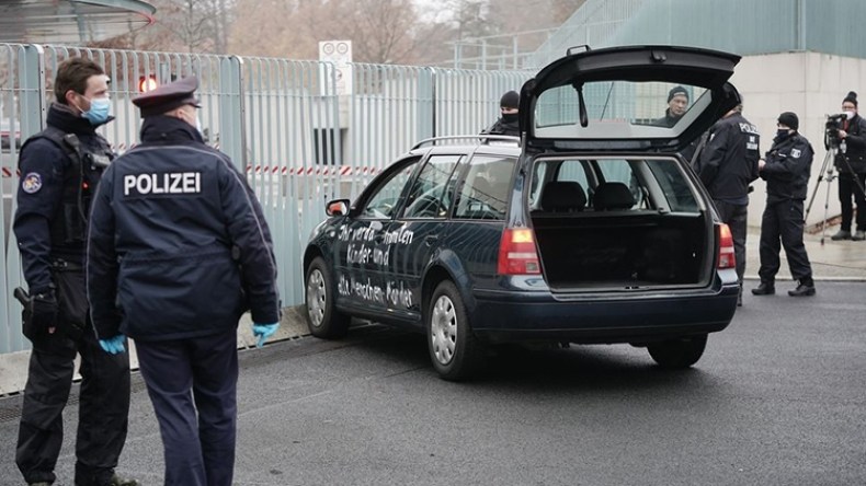 اصطدام سيارة ببوابة مكتب ميركل (صور)