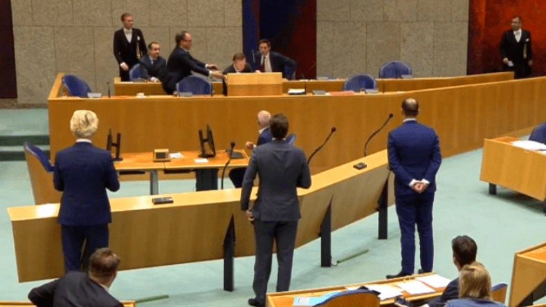 شاهد.. وزير الصحة الهولندي يتعرض للإغماء