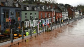 حالة تأهب قصوى بسبب العاصفة دينيس في بريطانيا