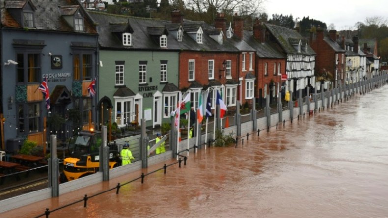حالة تأهب قصوى بسبب العاصفة دينيس في بريطانيا