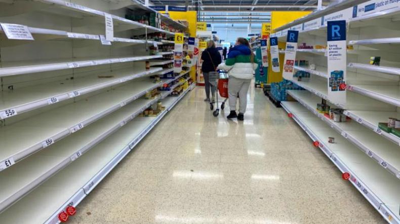 متاجر بريطانية تفرض قيوداً على التسوق