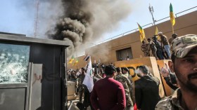 تواصل الاحتجاجات أمام السفارة الأمريكية في بغداد