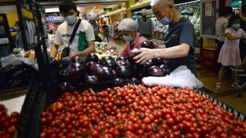 بكين تعاود فرض قيود مكافحة كورونا