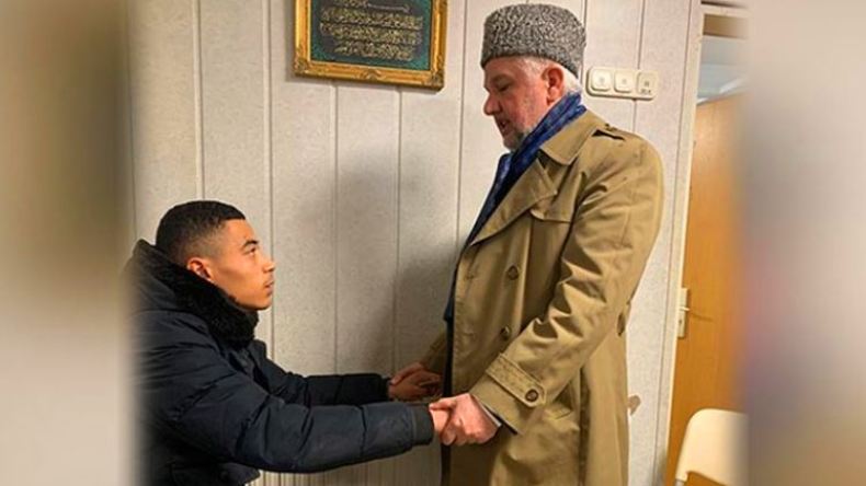 شاهد.. ناج من اعتداء هاناو العنصري يشهر إسلامه