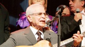 من طفل صغير يغير الأسطوانات في المقهى إلى مجدد في الأغنية الوهرانية