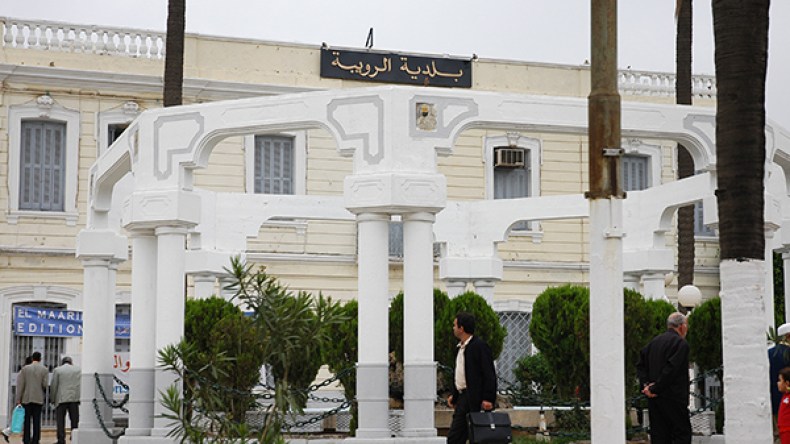 سكان حي 100 مسكن بالرويبة يعانون من انسداد البالوعات