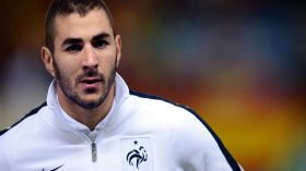 بن زيمة يشجع لاعبي الخضر قبل نهائيات كأس إفريقيا بمصر