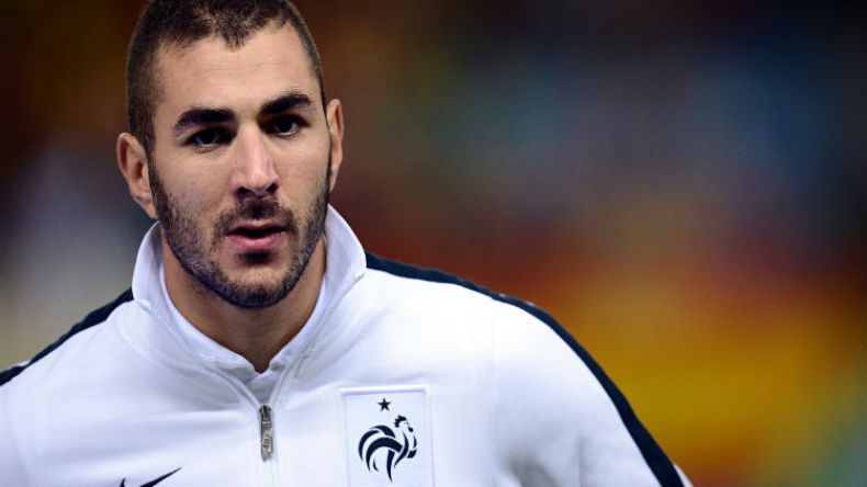 بن زيمة يشجع لاعبي الخضر قبل نهائيات كأس إفريقيا بمصر