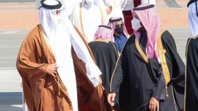 بالأحضان.. بن سلمان يستقبل أمير قطر (فيديو)