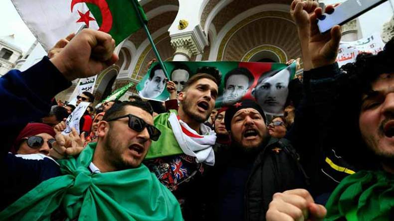 هل سيصمد بن صالح أمام زحف الشارع؟