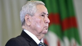 المعارضة ترفض بن صالح وتدعو الجيش إلى حماية الحراك