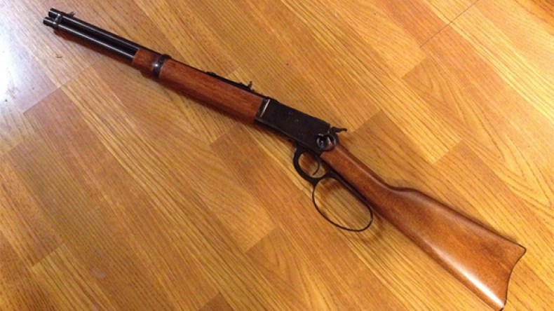 حجز 3 بنادق و1274 خرطوشة و3414 قارورة مشروبات كحولية