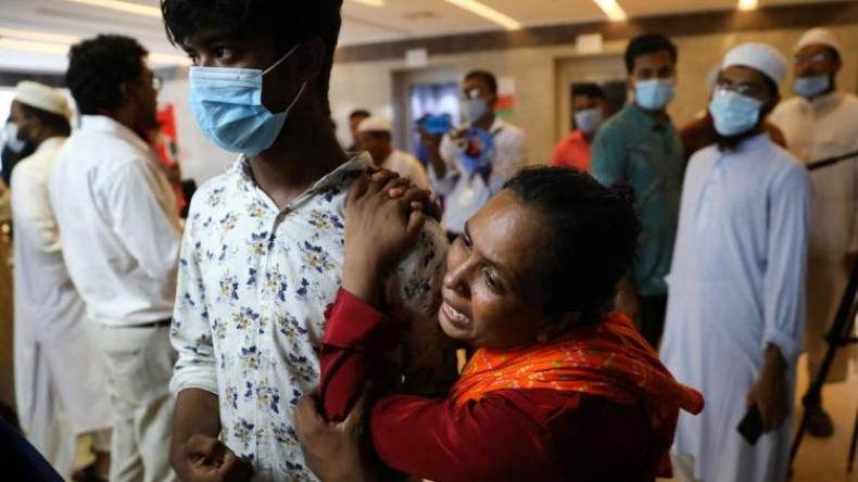 مصرع 17 مصلياً في انفجار قرب مسجد ببنغلادش