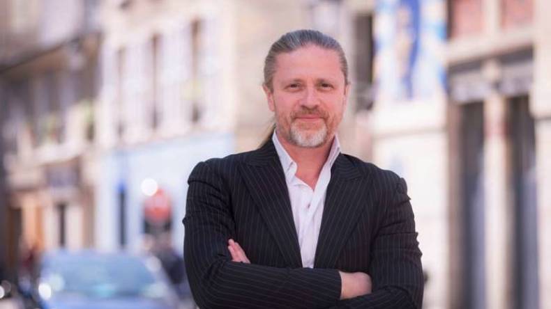 لاعب فرنسي سابق يشتم مسؤولي بلده ويترحّم على زمن “هتلر”