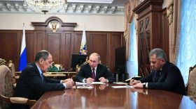 روسيا تعلق العمل بمعاهدة القوى النووية المتوسطة المدى