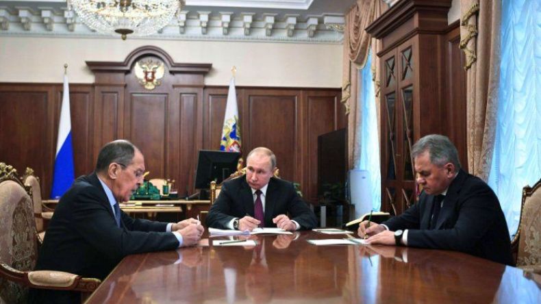 روسيا تعلق العمل بمعاهدة القوى النووية المتوسطة المدى