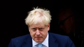 رئيس الوزراء البريطاني بوريس جونسون يخرج  من العناية المركزة