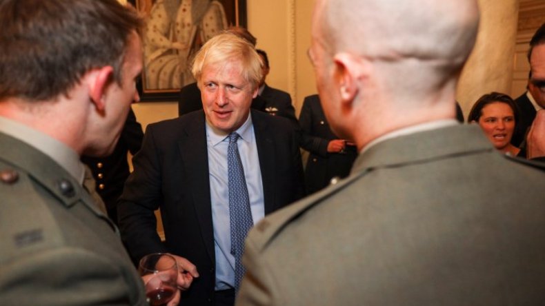 شاهد.. جونسون غير مرتبك رغم تصويره وهو يكذب