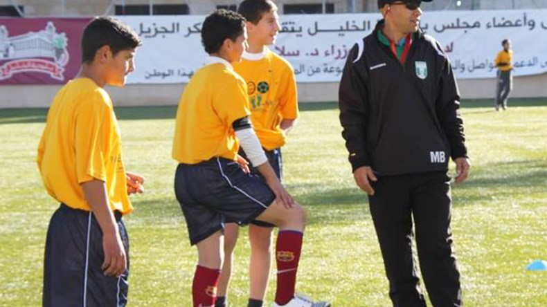 هذه قصة الجزائري ميهوب بوشامة في خدمة الكرة الفلسطينية