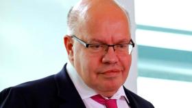 شاهد.. وزير ألماني يسقط من على منصة مؤتمر