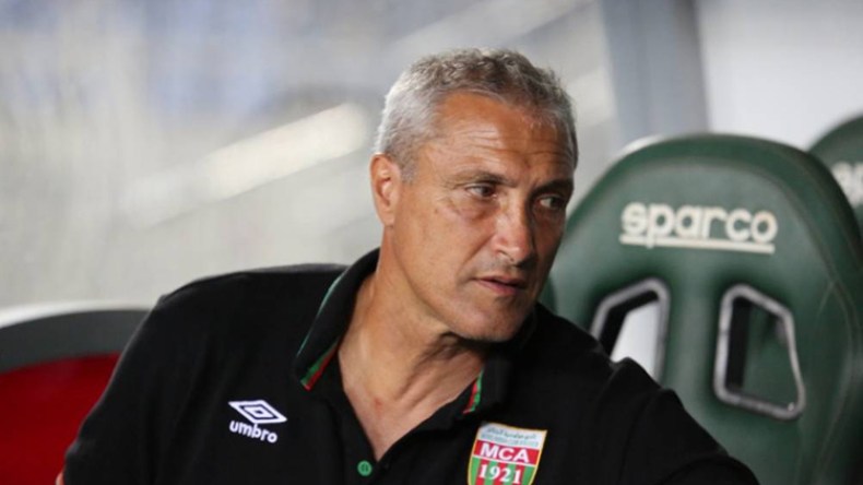 لجنة الانضباط توقف مدرب مولودية الجزائر كازوني لمباراة واحدة