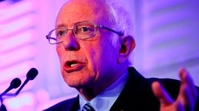 ساندرز يوجه رسالة بالعربية إلى ترامب