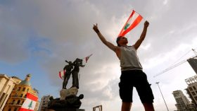 اللبنانيون يدعون إلى انتفاضة لا تتوقف