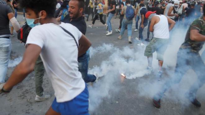 لبنانيون يطالبون بإسقاط الرئيس ومسؤولين آخرين