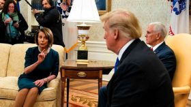 هكذا تمكنت بيلوسي من كسر ترامب