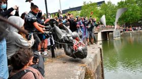 متظاهرون يحطمون تمثالاً لأبرز تجار الرقيق في بريطانيا