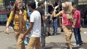 هل ملابس النساء المثيرة تبرر تحرش الرجال بهن؟