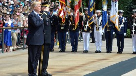 ترامب يرد.. ويطالب بعدم دفع رواتب “المحتجين” على عزف النشيد الأمريكي!