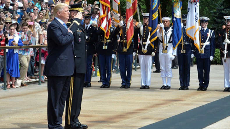 ترامب يرد.. ويطالب بعدم دفع رواتب “المحتجين” على عزف النشيد الأمريكي!