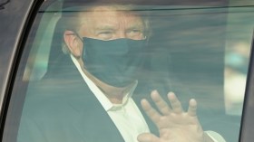 ترامب يخرج من المستشفى لتحية أنصاره