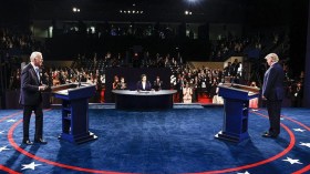 ترامب وبايدن يتبادلان التُهم في آخر مناظرة
