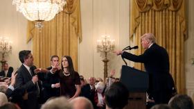 أمر قضائي بإلزام البيت الأبيض بإعادة تصريح مراسل “CNN”