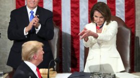 شاهد.. بيلوسي تفاجئ ترامب بتصفيق ساخر