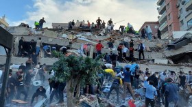 إرتفاع عدد ضحايا زلزال إزمير إلى 25 قتيلا و804 مصاب