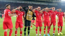 اليويفا يحقق في تحية عسكرية للاعبي تركيا