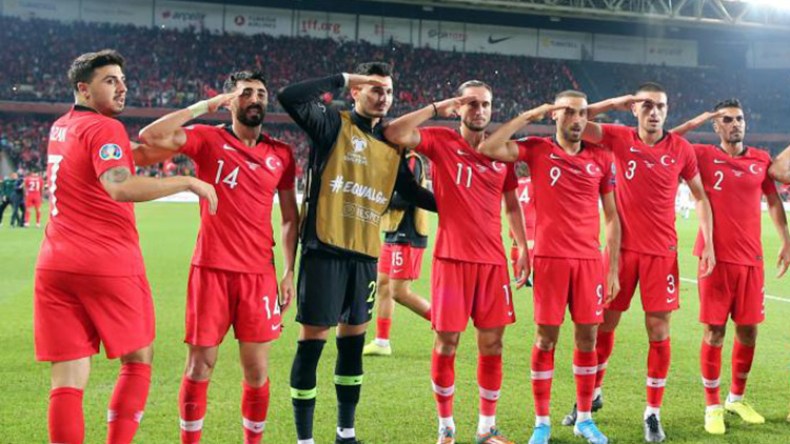 اليويفا يحقق في تحية عسكرية للاعبي تركيا