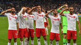 لاعبو تركيا يتحدون العقوبات.. واحتفلوا بالتحية العسكرية مجدداً