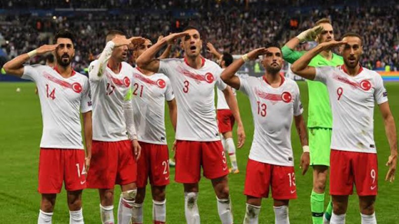 لاعبو تركيا يتحدون العقوبات.. واحتفلوا بالتحية العسكرية مجدداً