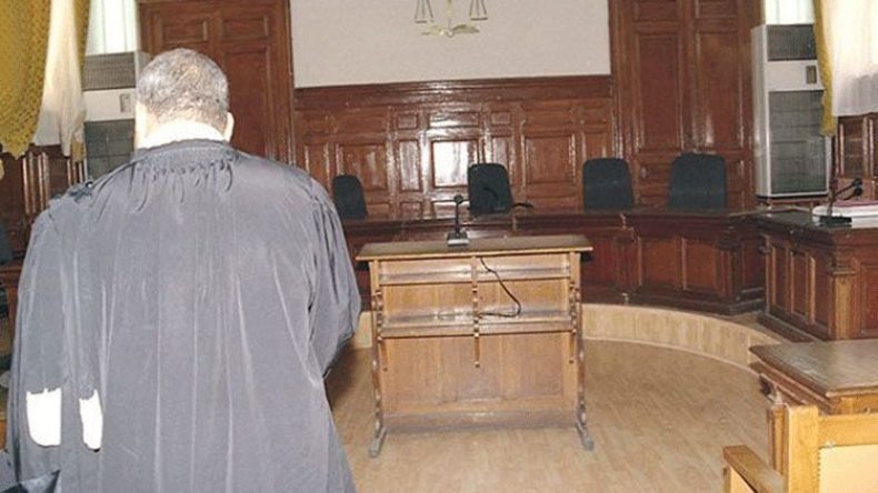 سيدة تحذف عبارة “مطلقة” من وثائق ابنتها!